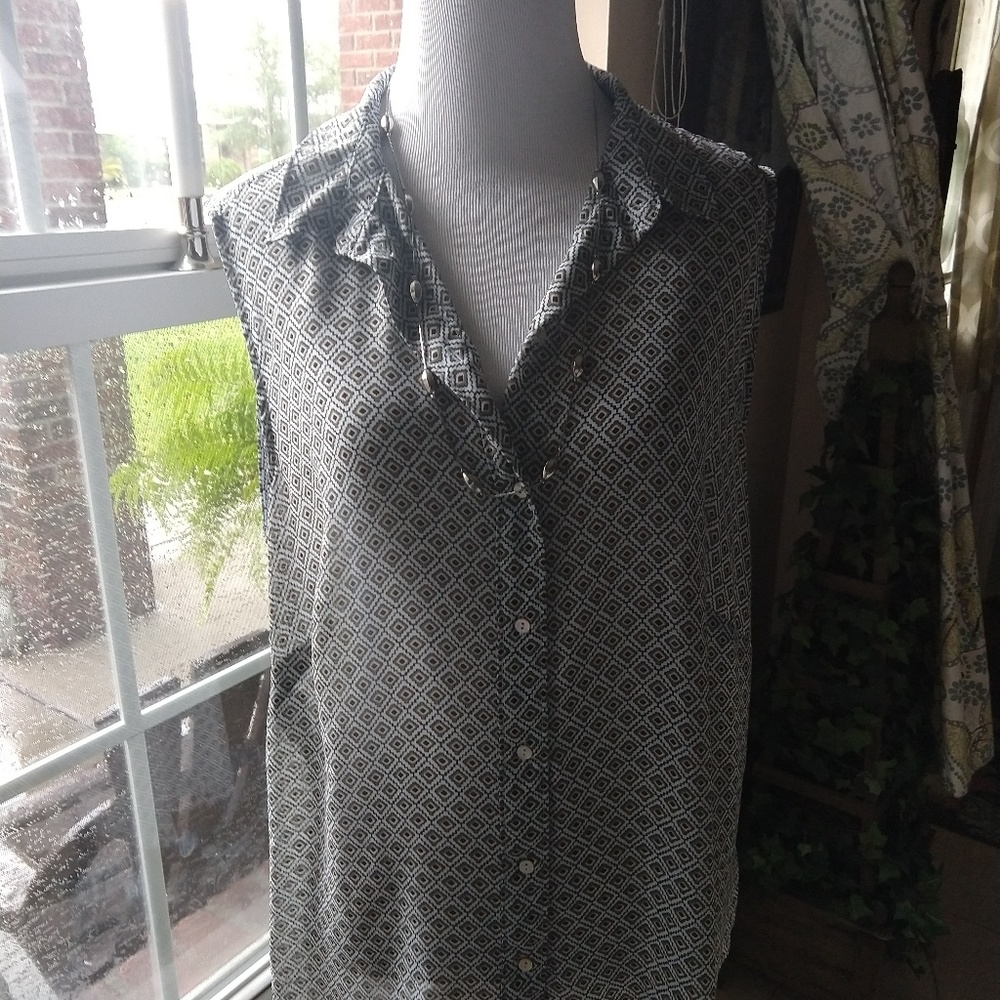 H&M sleeveless top. Geometric.